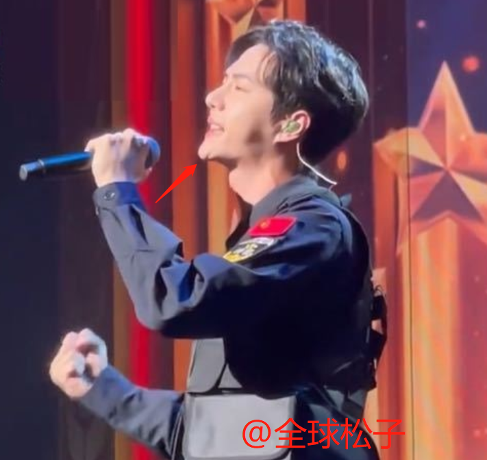 王一博|王一博唱歌时侧颜“崎岖”，惊现“折叠”下巴，与金晨如出一辙