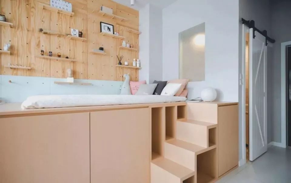 把床抬高一点点，做成衣帽间，省空间又能“装”，小户型学起来！