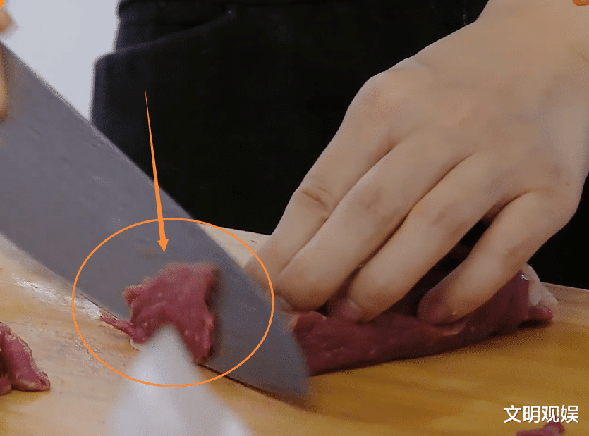 赵丽颖|赵丽颖节目切牛肉，镜头给到她手部特写，这是对备菜最大的尊重