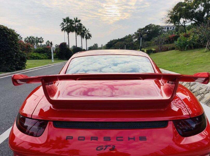 保时捷|保时捷违章停车，被交警贴罚单，车主：先赔车膜钱，罚款我认了