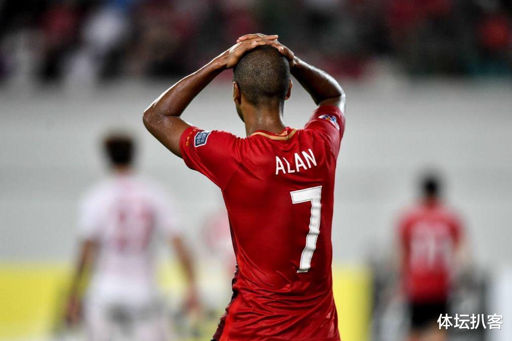 「国足」国足深夜再传喜讯！第4位归化国脚即将归来，转机3次才能回国！