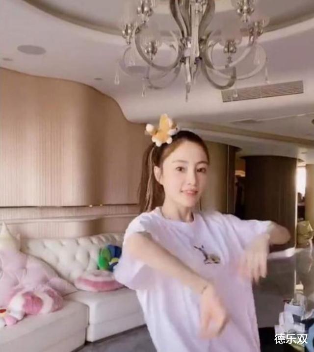 李小璐|李小璐沙发上出现一个“男人”身影，看清之后，心酸了！