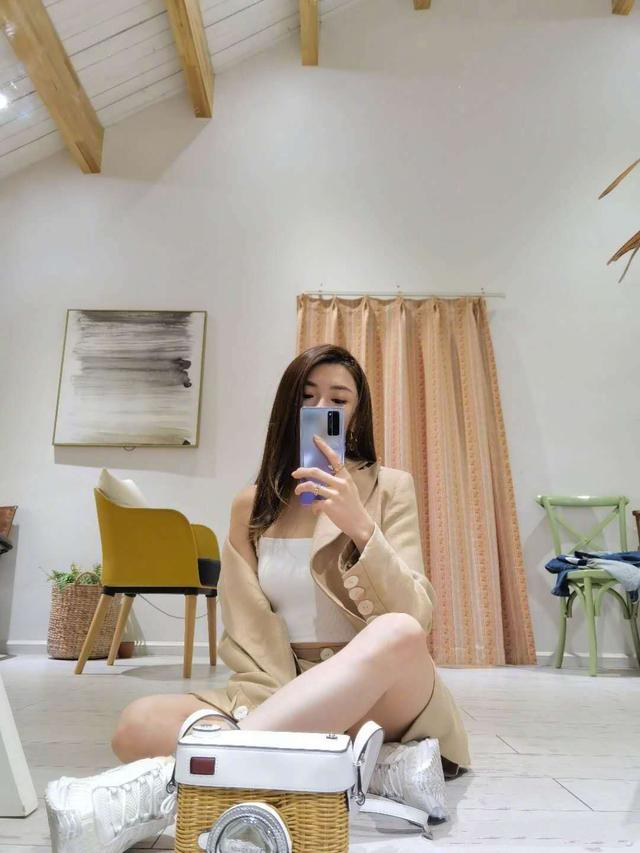 「苗苗」郑恺还是选择苗苗!程晓玥比苗苗小3岁,但穿衣风格男人却不喜欢