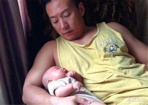 主持人|央视主持人坚持十年丁克，妻子意外怀孕生女后，却秒变\女儿奴\