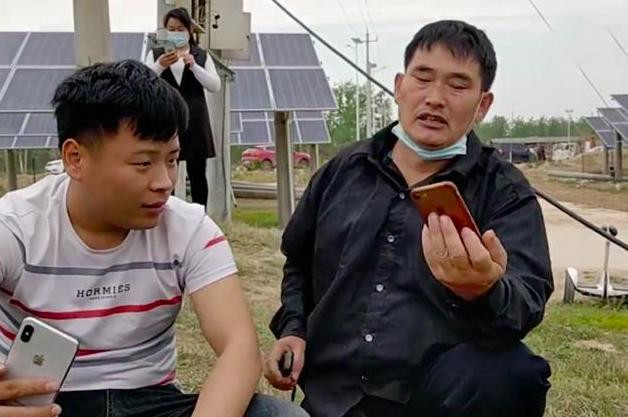 『苹果』大衣哥直播料很足，刚晒完用了15年的诺基亚，就掏出苹果手机