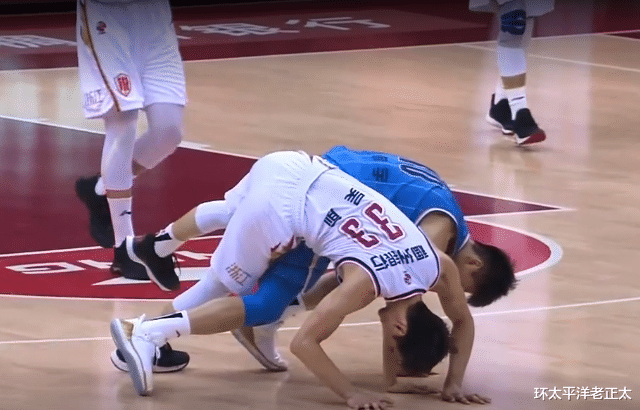 「林书豪」CBA惨烈一战！林书豪带伤扛炸药0.6秒罚篮绝杀，最大黑马悲壮倒下，仍然可昂首离开