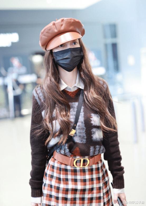 卫衣|杨颖最新私服粉嫩得像18岁少女，卫衣配打底裤，这角度有点显腿短