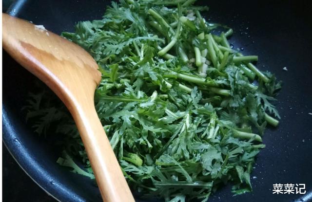 茼蒿|“它”是安眠菜，2块钱1斤，隔三差五吃一次，倒头就是一整夜