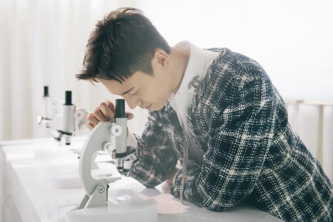 美杜莎|36岁陈伟霆:我腹肌8块、球鞋81w、拒绝欧阳娜娜…