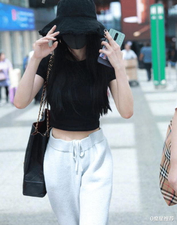 杨幂▲杨幂高马尾造型超飒,侠女气息浓厚,这真是生过小孩的状态?