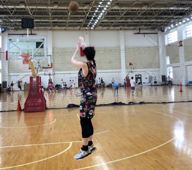 「升旗仪式」本土MVP五一坚持训练，花色球衣抢镜，晒帅气自拍与国手幽默互动