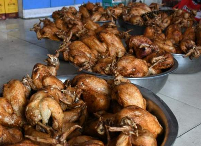 【烧鸡】大叔从早到晚卖“它”，15元一只，日卖上千只，邻摊：少吃为好！