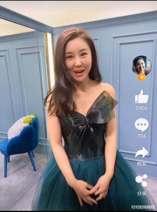 李小萌|李小萌近况状态曝光！穿“公主裙”官宣重登舞台，娇羞可爱好迷人