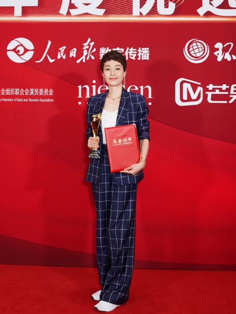 「穿衣搭配」马伊琍这身穿搭暴露中年女性日常状态，虽然“油腻”，但是接地气