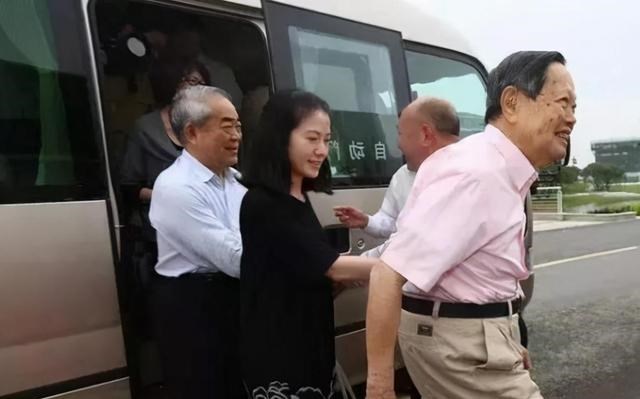爷孙恋|98岁杨振宁老当益壮，44岁翁帆身材走样，16年后爷孙恋仍羡煞旁人