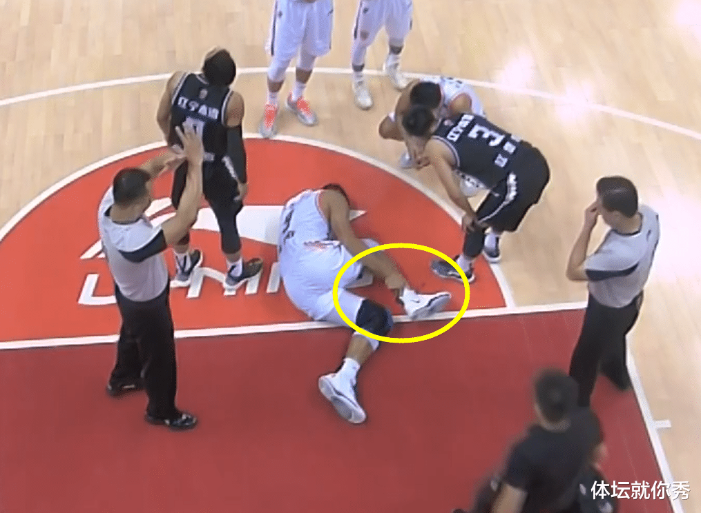 易建联|突发！易建联疑似跟腱受伤，谁注意杜锋的表情，女球迷急得都哭了