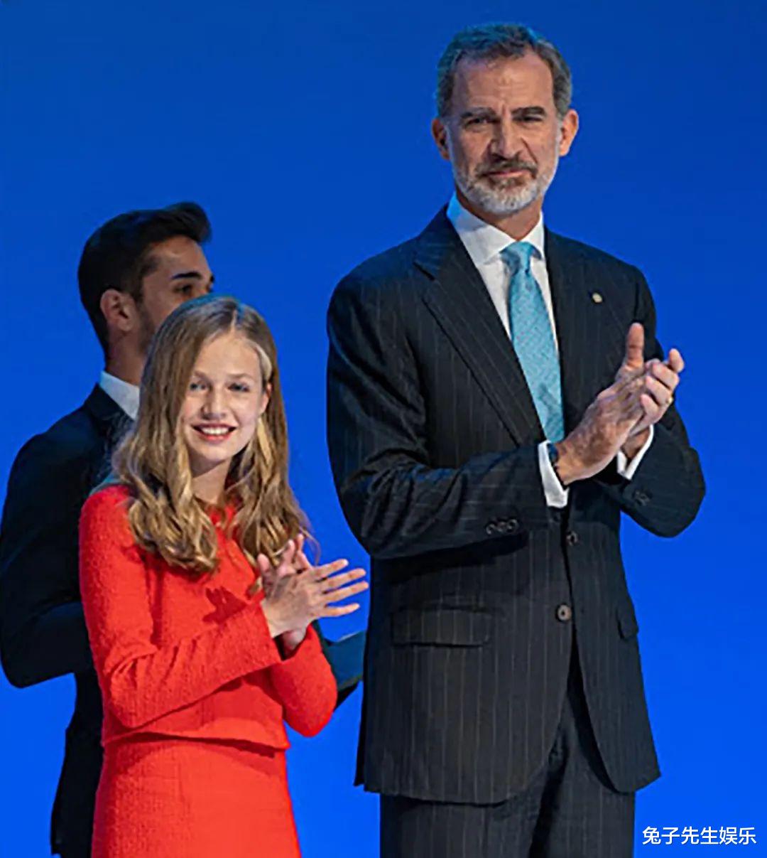 15歲西班牙公主站起來去演說，被國王爸爸捏瞭一下手，這動作太暖-圖4