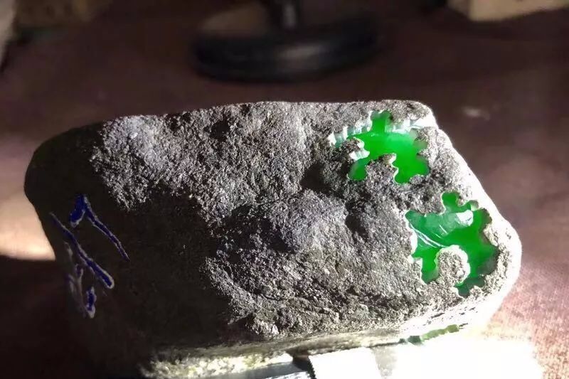 「翡翠」美女用两万买下的翡翠原石，结果却她切出了满色极品冰阳绿！