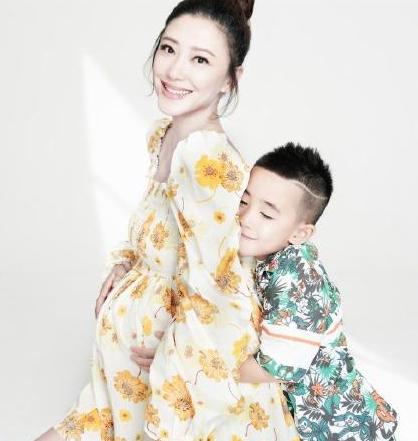 「应采儿」应采儿二胎已生产？52岁陈小春超激动，下厨煲汤为老婆增奶！