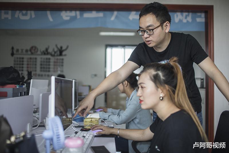 「显示器」进货价2元卖10块，一个月赚了20万，这营销手段做的好