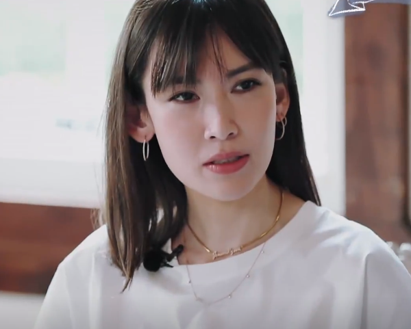 『陈若仪』陈若仪上节目连换两个名牌包,伊能静穿着却很随意!骨子里的自信