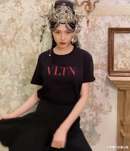 唐嫣：唐嫣录视频辟谣“身材臃肿”，婚房内景古典贵气，一双筷子腿抢镜