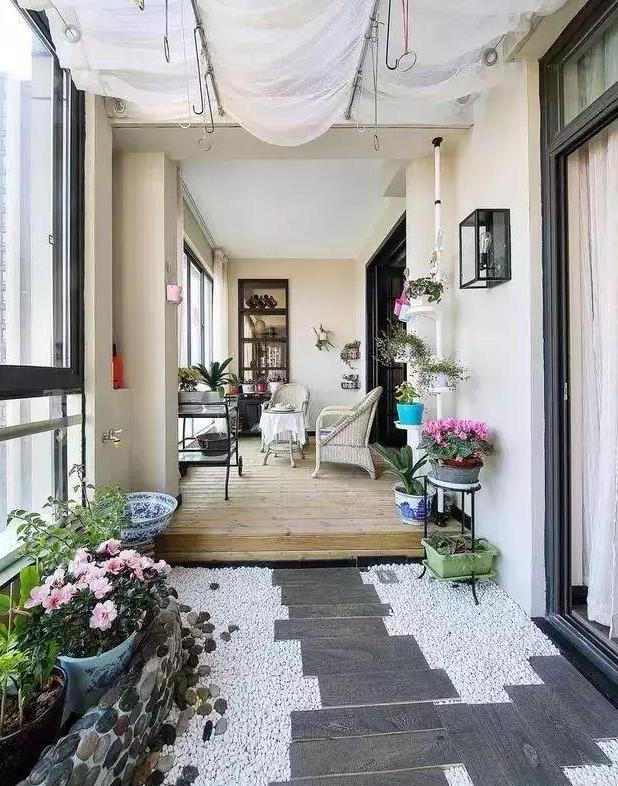 |老公坚持不在阳台晒衣服，改造成小花园，邻居看到效果照着改