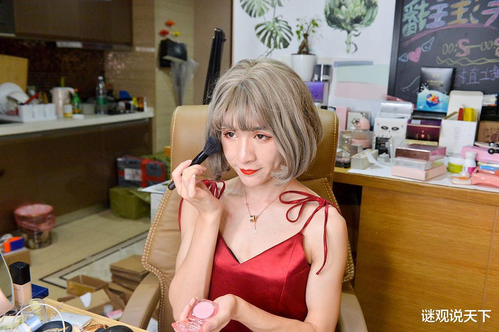 李湘■继李湘、郎朗妻子后,李小璐直播果然翻车,全程不敢看弹幕