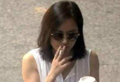 【李小冉】最爱抽烟的五位女星，李小冉竟上榜，最后一位万万没想到