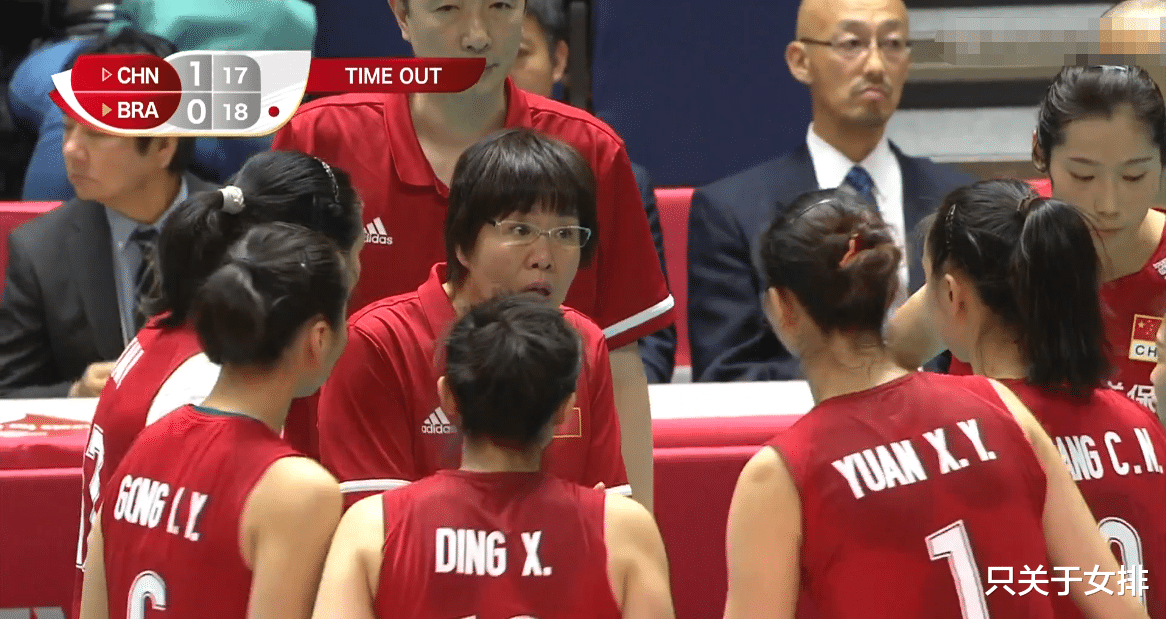「郎平」女排场边花絮：朱婷要亲张常宁，丁霞送水眼神抢戏，有人偷袭郎平