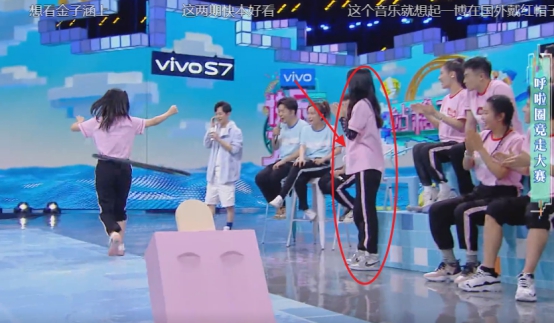 赵丽颖|赵丽颖婚后高调“炫夫”,穿名牌鞋被踩没反应,王一博看完坐不住