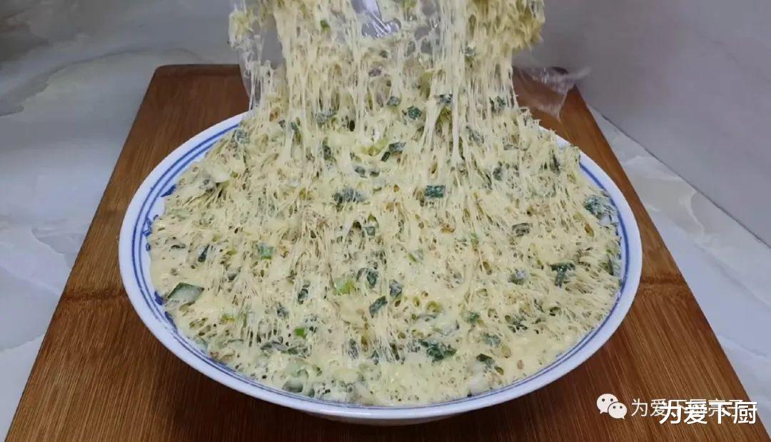[面粉]面粉又出新吃法，撒1把葱花，柔软蓬松不油腻，比烧饼面包还好吃