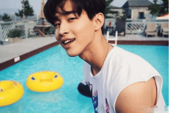 『刘宪华』为何说女星们要离刘宪华远一些？下面4张照片说明一切