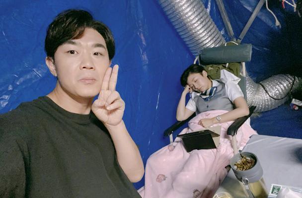 大鹏■《囧妈》之后，大鹏的《大赢家》也免费首映，剧照简陋但人却高尚