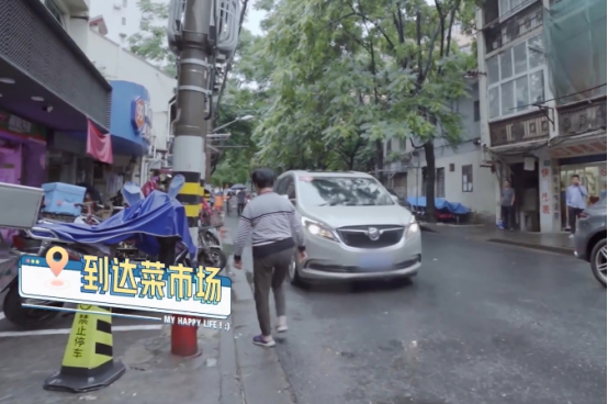 杨迪|杨迪开30万的车逛菜场，用矿泉水炖骨汤，妈妈嘱咐：不要忘记谢娜