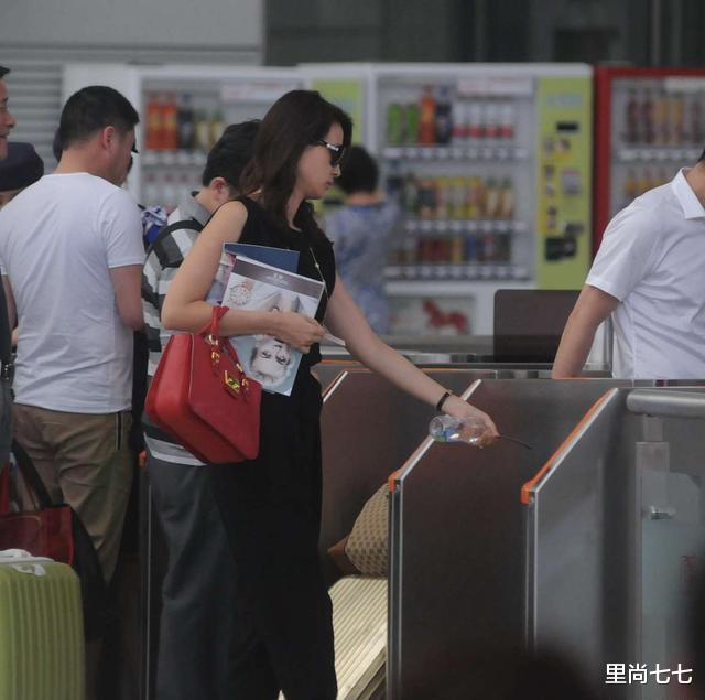 央視主持人劉芳菲走機場，穿連體褲拎貴婦包很富態，粗壯手臂搶鏡-圖5