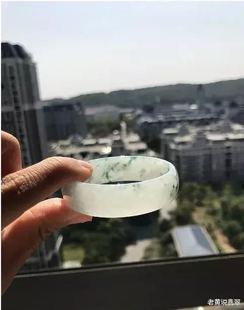 钱币|警惕这种翡翠手镯，不值钱！（镯心镯）