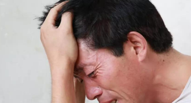 女生爱说 父亲上班前，将5岁女儿托付给小卖铺老板，回来一看崩溃痛哭