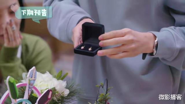 喜欢你我也是|《喜欢你我也是》王执臣突然送韩萌礼物，韩萌要退出？不想她离开