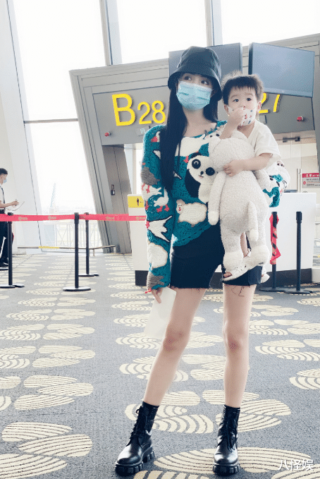 麥迪娜帶兒子現身機場，一歲半丹尼爾自己背書包拉行李，又酷又萌-圖6
