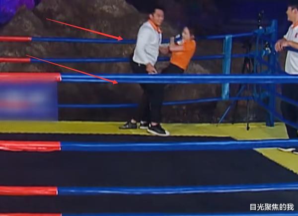 #李沁#郑恺抱着李沁撕她名牌，谁注意他的手放哪了？这是对老婆最大尊重