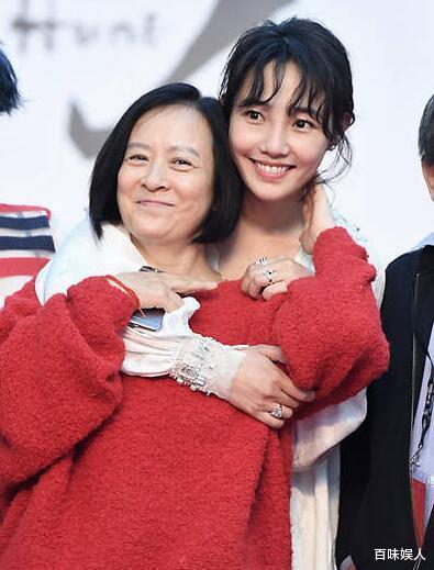 「白百何」2017年，白百何“一指禅”事件曝光，随后经纪人王京花低调全摆平