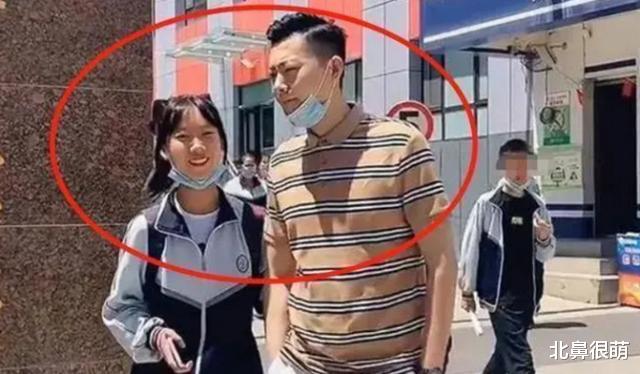 |“最年轻爸爸”走红，接女儿放学老师怀疑是男友，女儿：真是我爹