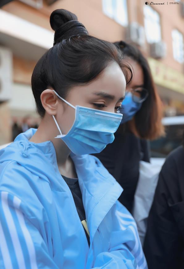 杨幂▲杨幂戴口罩却因脸太小感觉根本挂不住，网友：我戴脸包不住还勒耳朵