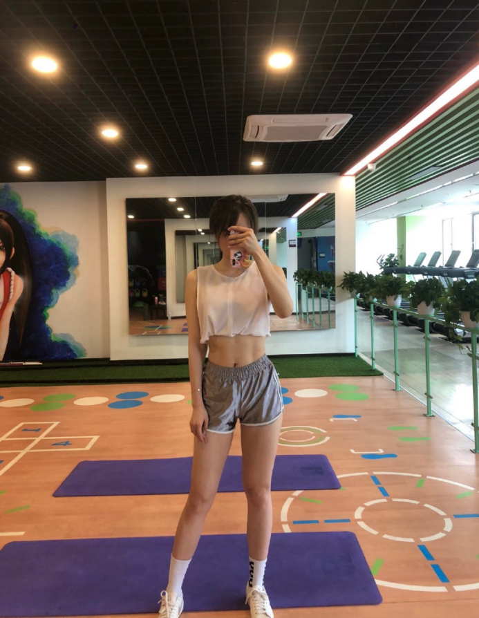 【余霜】余霜又晒健身新照,这次粉丝不吐槽了,直呼:电竞张含韵?