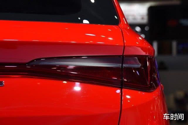 比亚迪：比亚迪又火了，更换全新车标，关键0油耗，特斯拉慌了