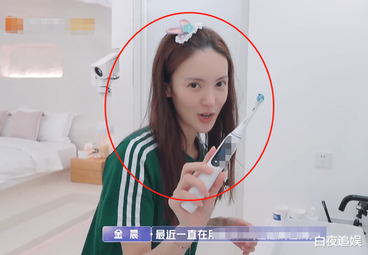 金晨|金晨睡前护肤照被传开，素颜模样意外火了，这状态确定是30岁？