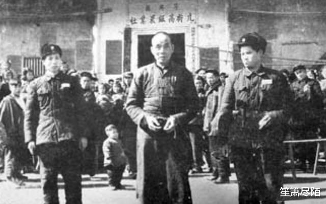 『江姐』1948年江姐惨遭杀害,凶手因\劳动模范\潇洒8年,却因自行车暴露