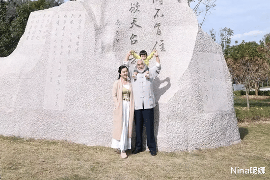 张纪中|张纪中游天台山排场大，小30岁娇妻穿露脐装秀“马蜂腰”，沙漏身材太抢眼