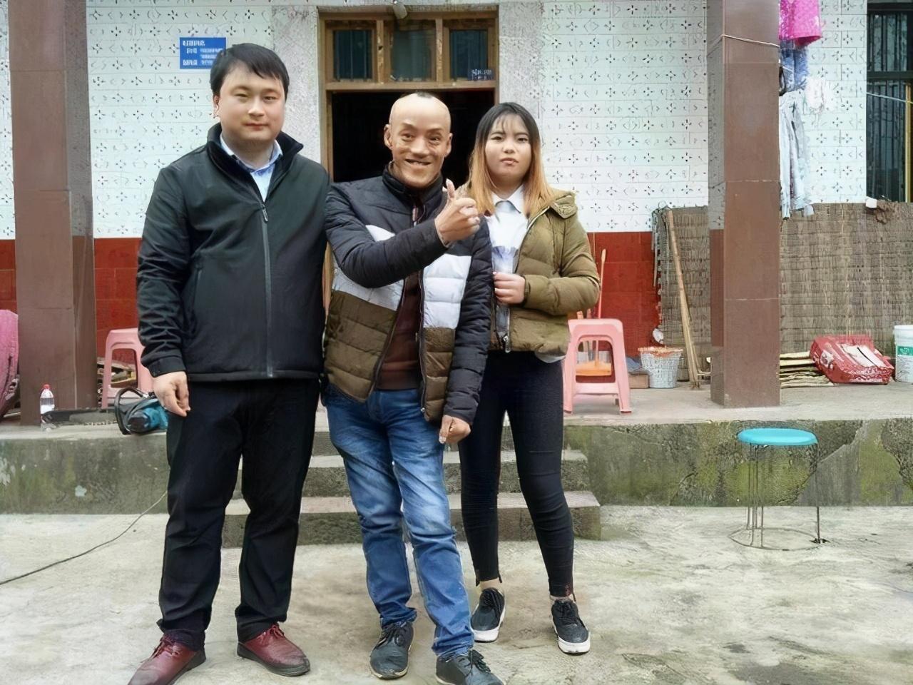 |52岁“光头强”碰瓷动画走上巅峰，如今光环褪去开直播，现状落魄！